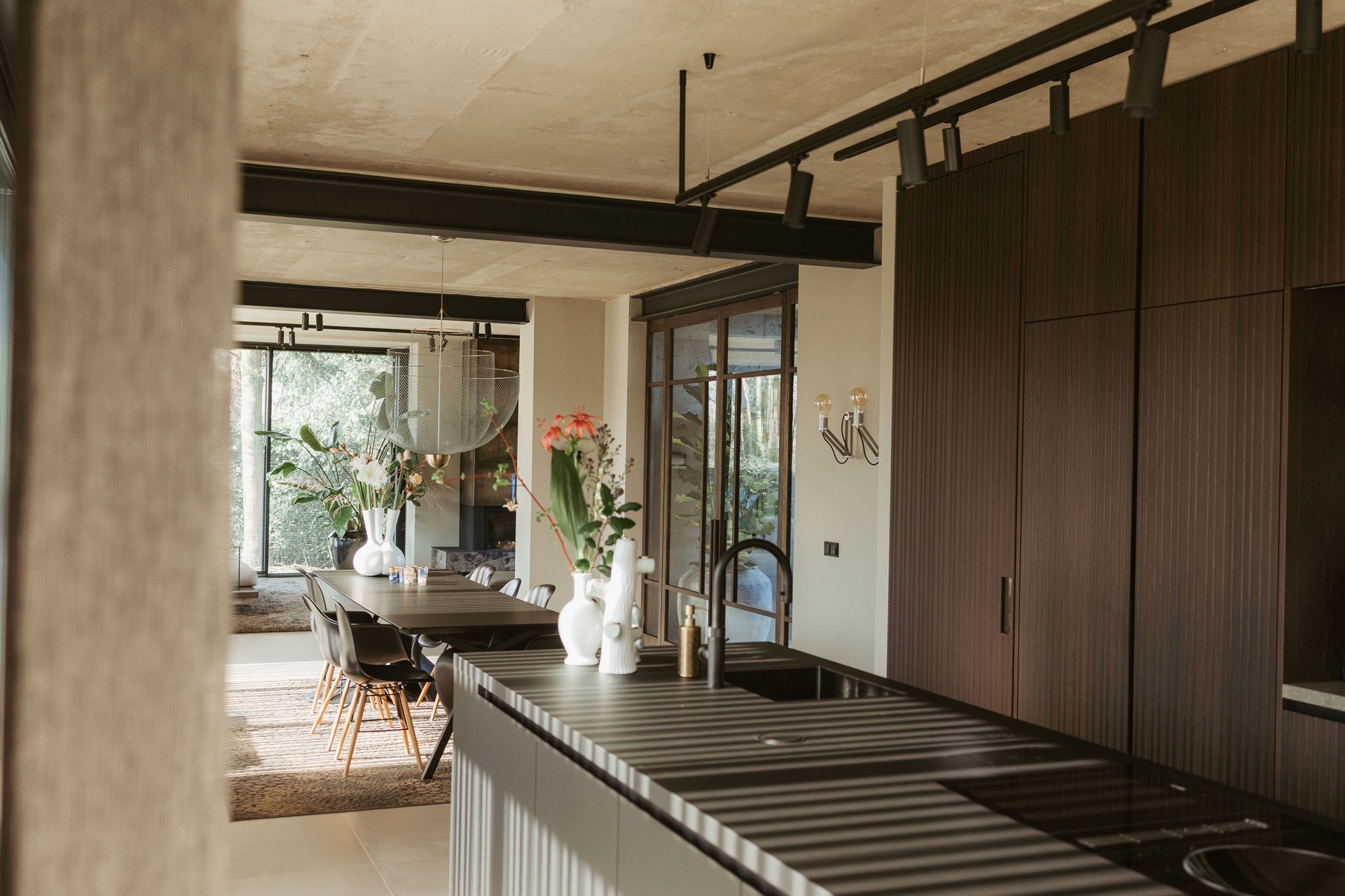 porte pivot in rovere interno: cucina moderna con legno di rovere e soffitto in cemento in zona pranzo luminosa, Luxe, Design, Exclusief, Modern, Maatwerk, Bijzondere, Mooie