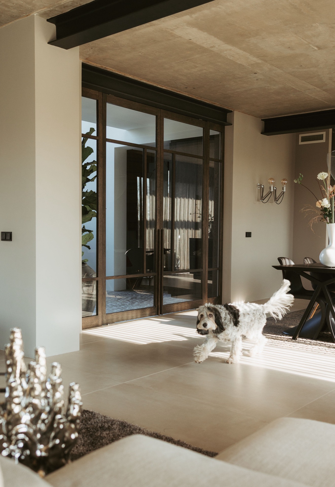 porte pivot in rovere interno: passaggio con grandi porte pivotanti in rovere e luce naturale abbondante, Luxe, Design, Exclusief, Modern, Maatwerk, Bijzondere, Mooie