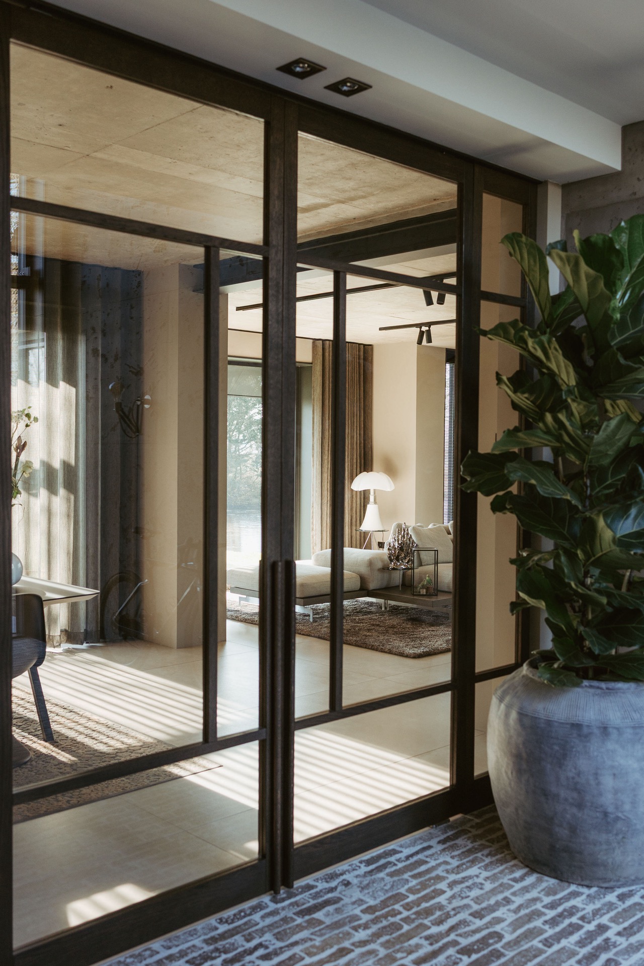 porte pivot in rovere interno: porte pivotanti in vetro con cornice in rovere e vista su soggiorno luminoso, Luxe, Design, Exclusief, Modern, Maatwerk, Bijzondere, Mooie