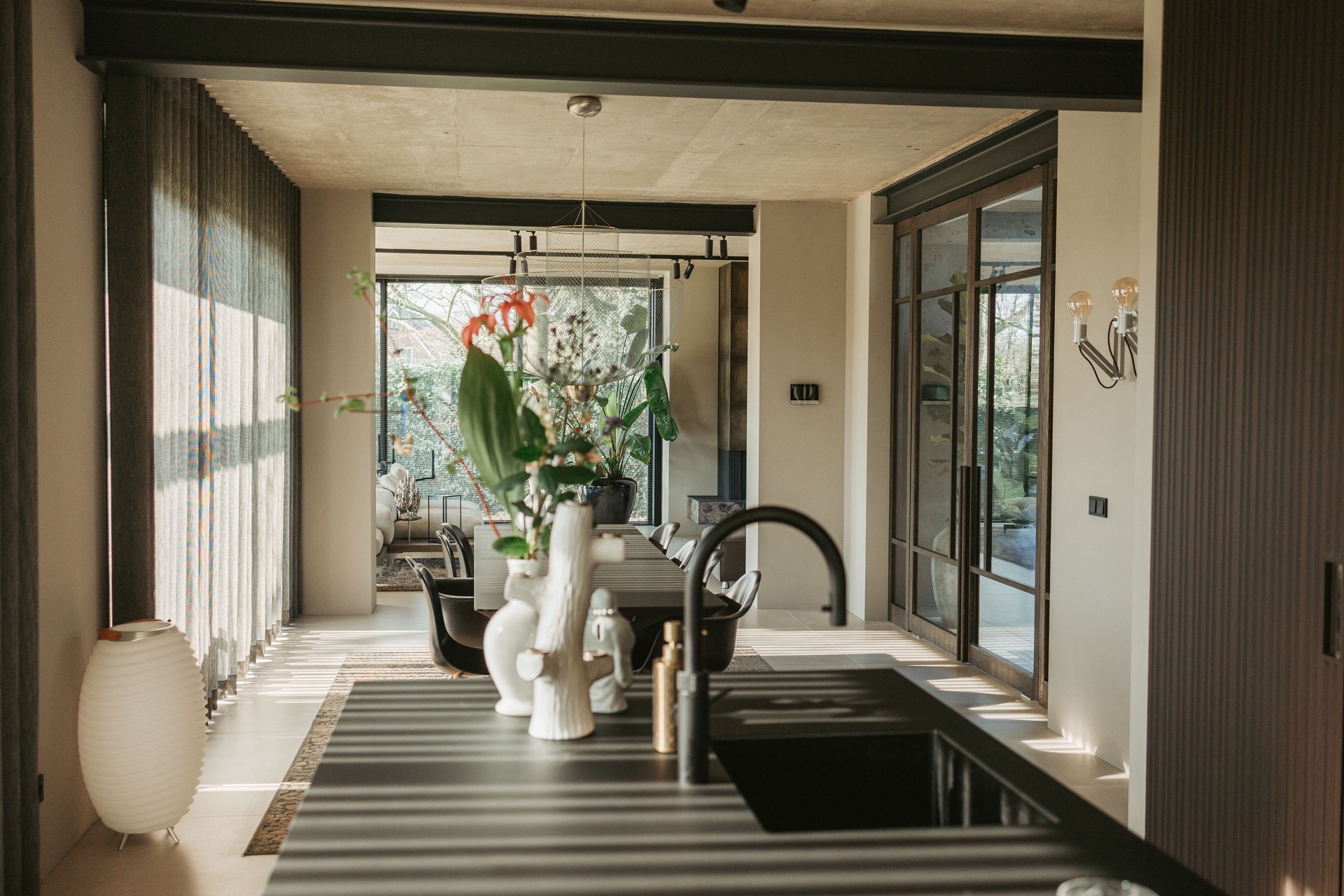 porte pivot in rovere interno: cucina con isola nera opaca e tonalità sabbia calde, Luxe, Design, Exclusief, Modern, Maatwerk, Bijzondere, Mooie