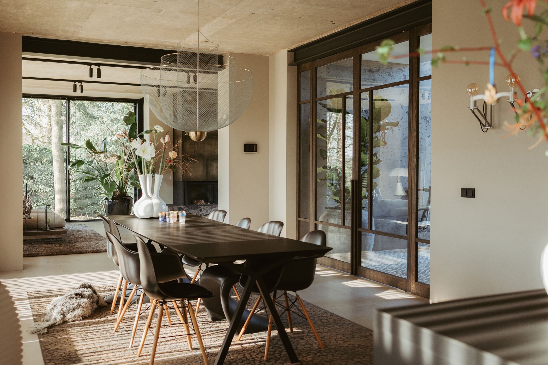 porte pivot in rovere interno: sala da pranzo moderna con porte pivotanti in rovere e luce naturale, Luxe, Design, Exclusief, Modern, Maatwerk, Bijzondere, Mooie