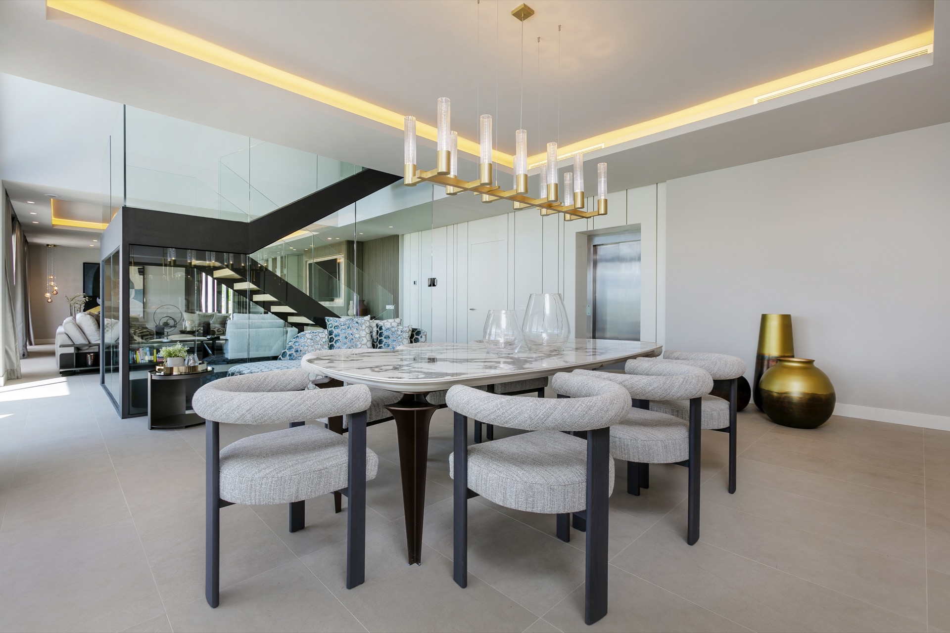 scala legno: zona giorno e pranzo open space con tavolo in marmo, scala con ringhiera in vetro e grandi finestre, Luxury, Design, Exclusive, Modern, Custom Made, Special, Beautiful