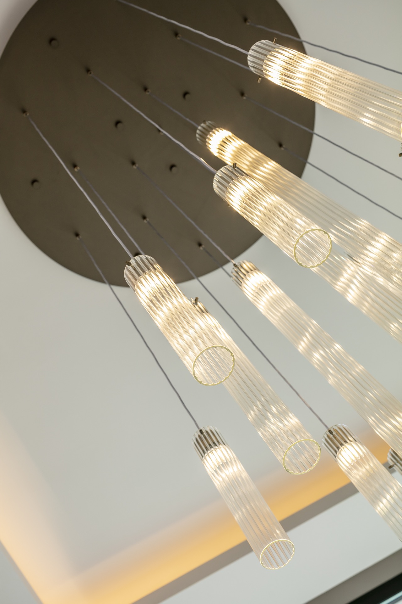 scala legno: dettaglio di lampada pendente cilindrica in vetro con luce calda e design moderno, Luxury, Design, Exclusive, Modern, Custom Made, Special, Beautiful