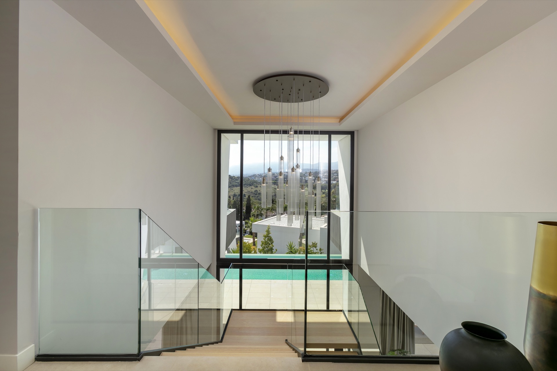 scala legno: scala moderna con ringhiere in vetro e grandi finestre con vista su giardino e piscina, Luxury, Design, Exclusive, Modern, Custom Made, Special, Beautiful