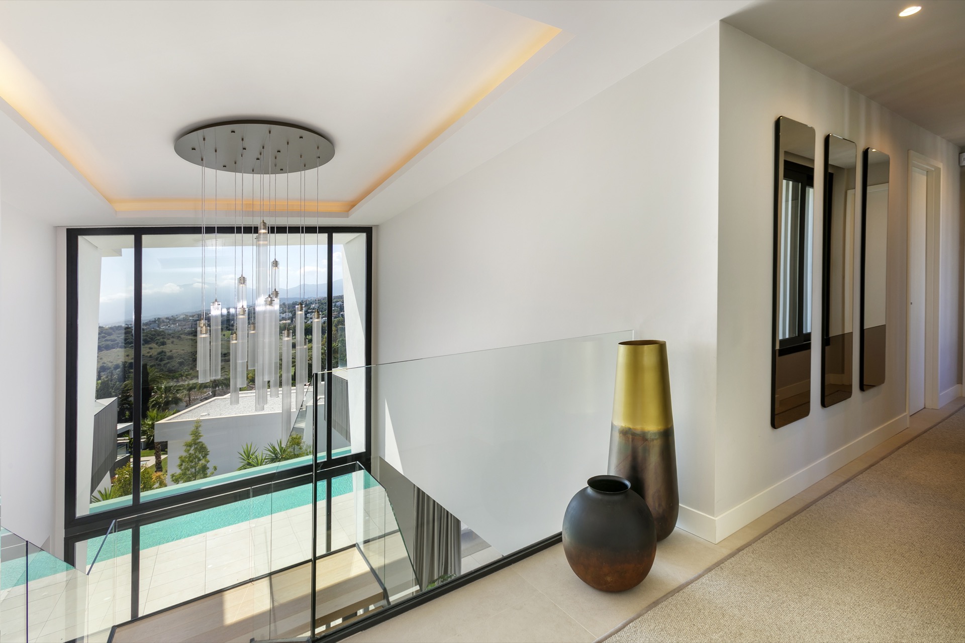 scala legno: soppalco luminoso con ringhiere in vetro, grande finestra e vasi decorativi oro-neri, Luxury, Design, Exclusive, Modern, Custom Made, Special, Beautiful