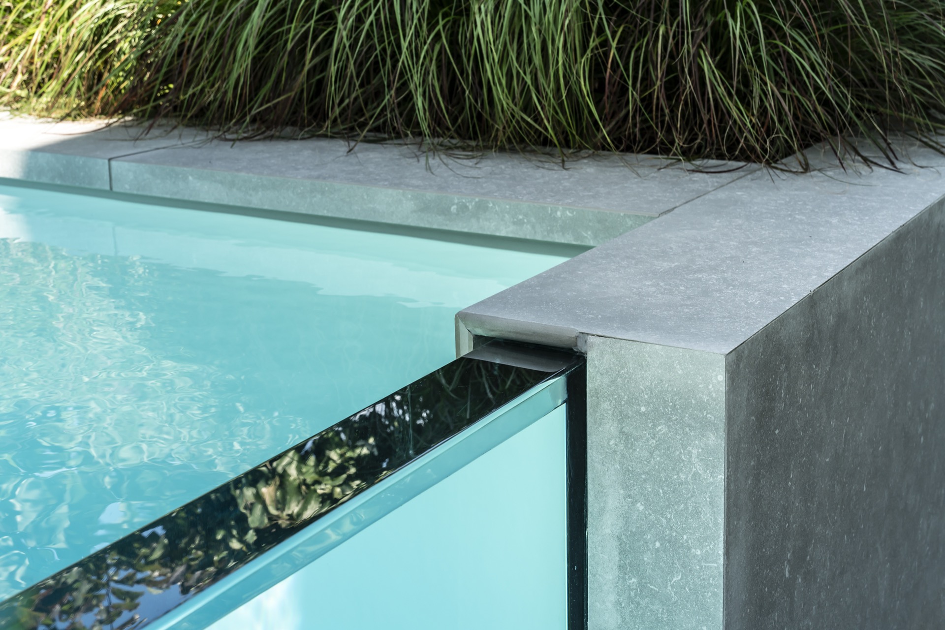 piscina con parete in vetro: Vista laterale , scalini e bordo in cemento, Luxury, Design, Exclusive, Modern, Custom Made, Special, Beautiful