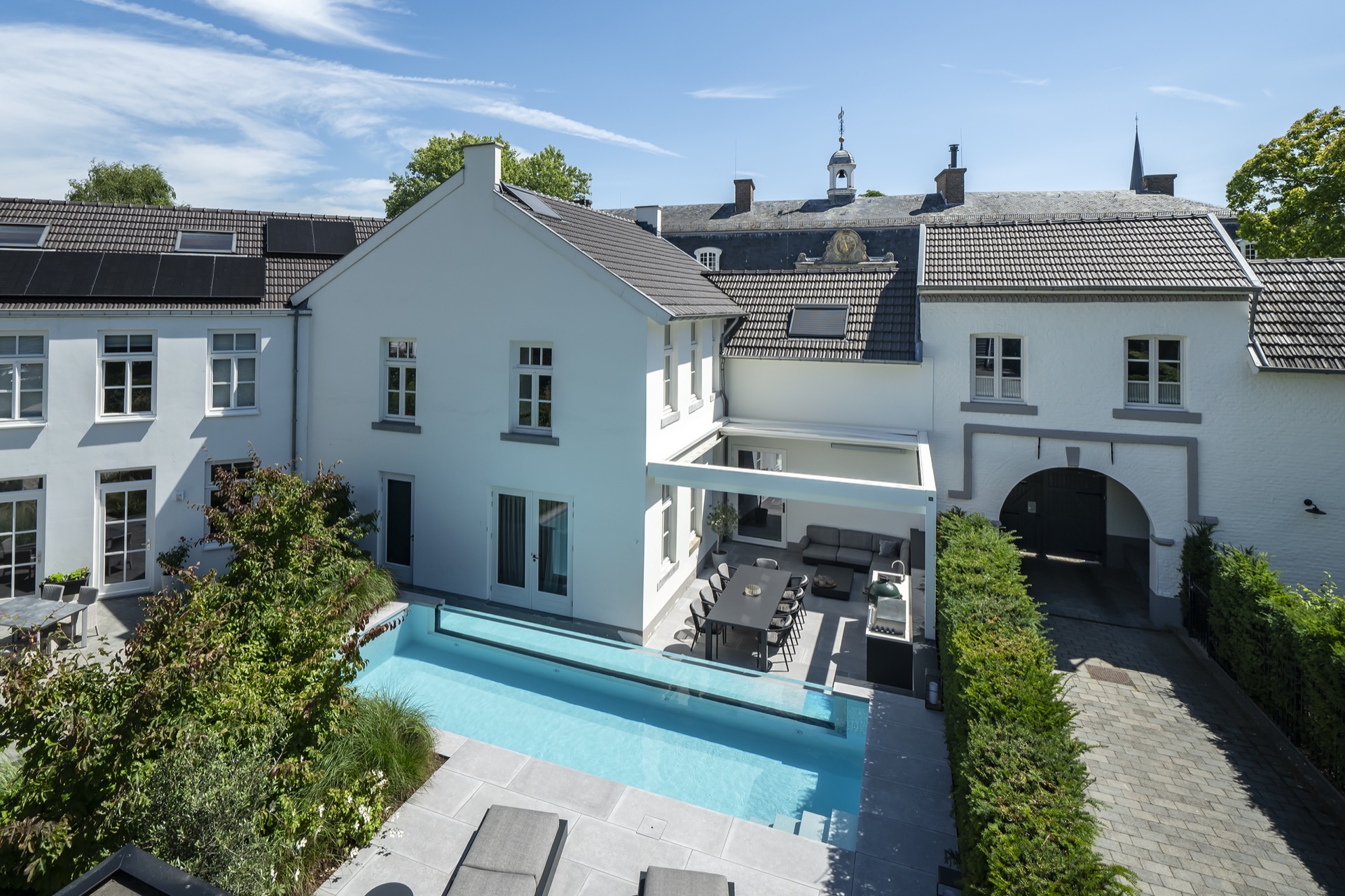 piscina con parete in vetro: Giardino urbano con e terrazza coperta con zona pranzo e relax, Luxury, Design, Exclusive, Modern, Custom Made, Special, Beautiful