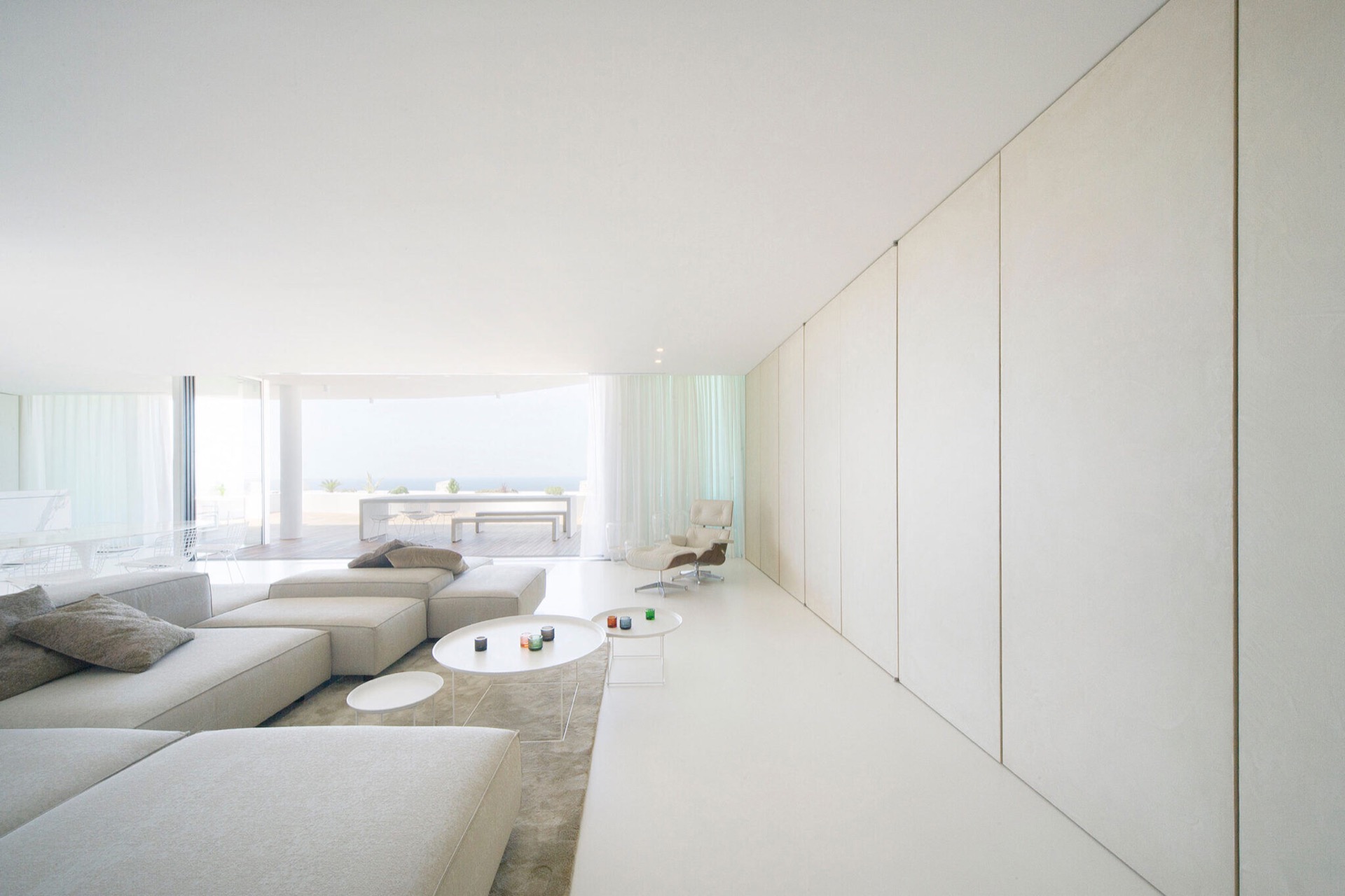 spazio giorno aperto vista mare: soggiorno spazioso con divano beige, tavolini chiari e vista mare dietro tende, Luxury, Design, Exclusive, Modern, Custom Made, Special, Beautiful