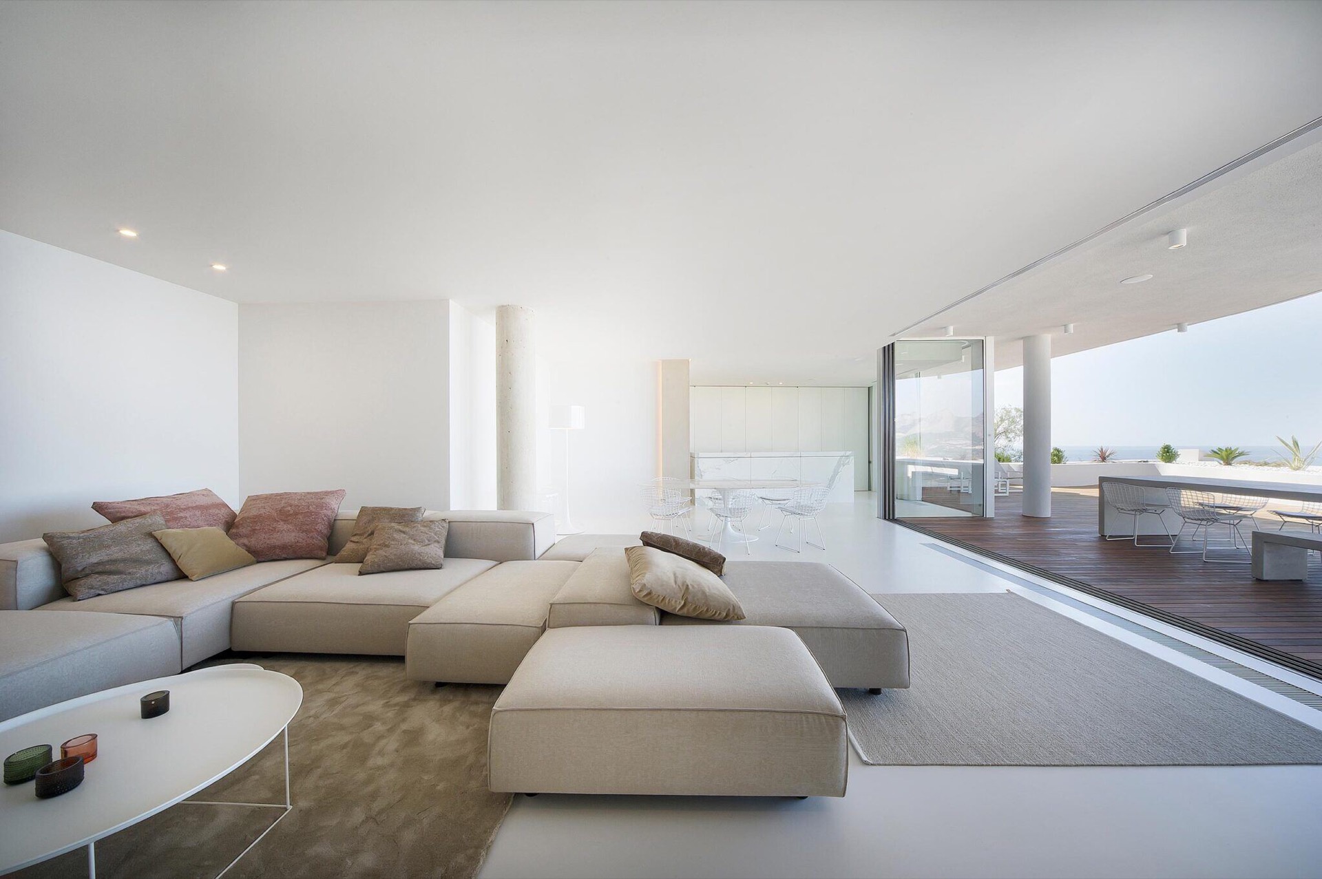 spazio giorno aperto vista mare: soggiorno moderno con grande divano ad angolo beige e porte pieghevoli aperte su terrazza, Luxury, Design, Exclusive, Modern, Custom Made, Special, Beautiful