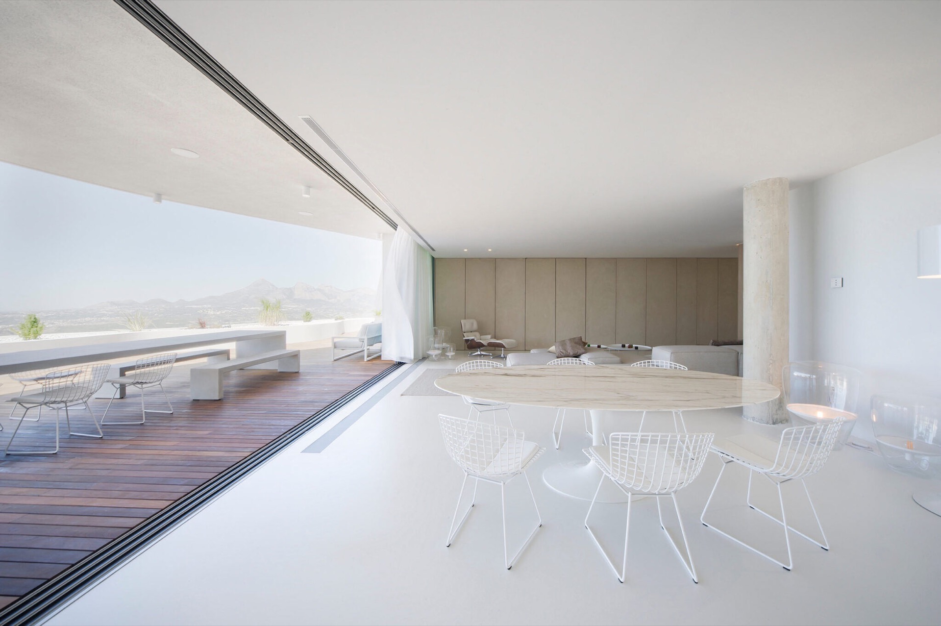 spazio giorno aperto vista mare: zona pranzo minimalista con sedie bianche in filo e tavolo in marmo vicino a vista terrazza, Luxury, Design, Exclusive, Modern, Custom Made, Special, Beautiful