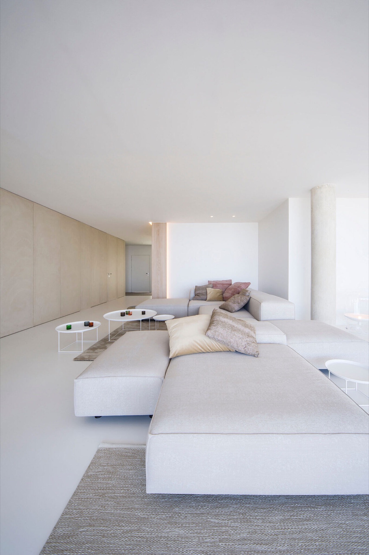 spazio giorno aperto vista mare: soggiorno moderno con divano ad angolo beige e finiture di pareti bianche e legno, Luxury, Design, Exclusive, Modern, Custom Made, Special, Beautiful
