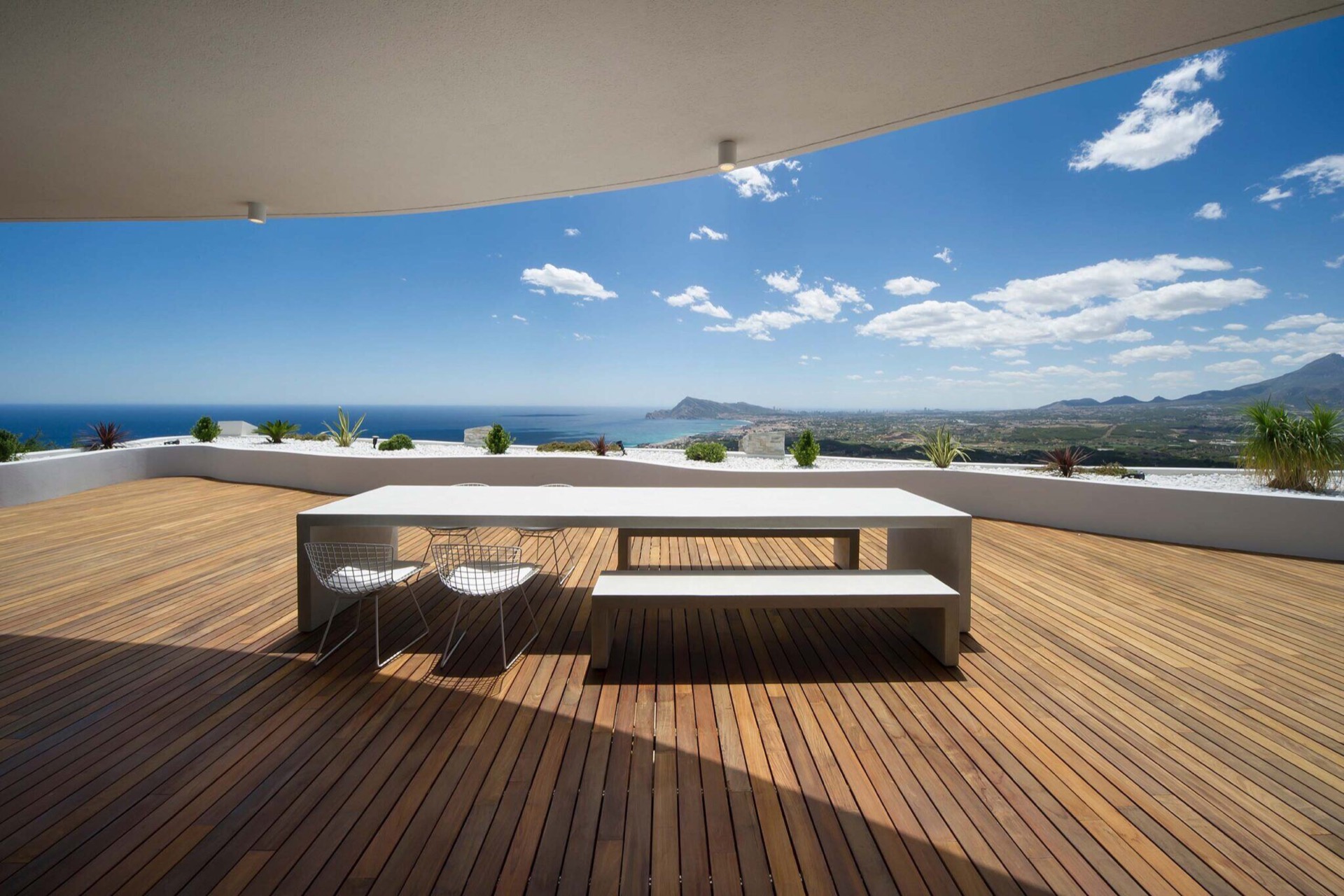 spazio giorno aperto vista mare: ampia terrazza in legno con mobili da esterno minimalisti e vista mare, Luxury, Design, Exclusive, Modern, Custom Made, Special, Beautiful