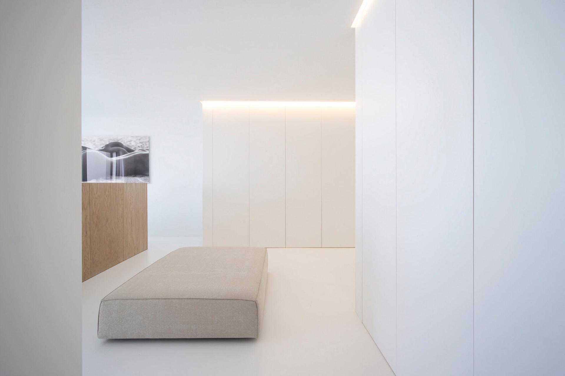 spazio giorno aperto vista mare: interno minimalista con armadi a muro e pouf beige morbido, Luxury, Design, Exclusive, Modern, Custom Made, Special, Beautiful