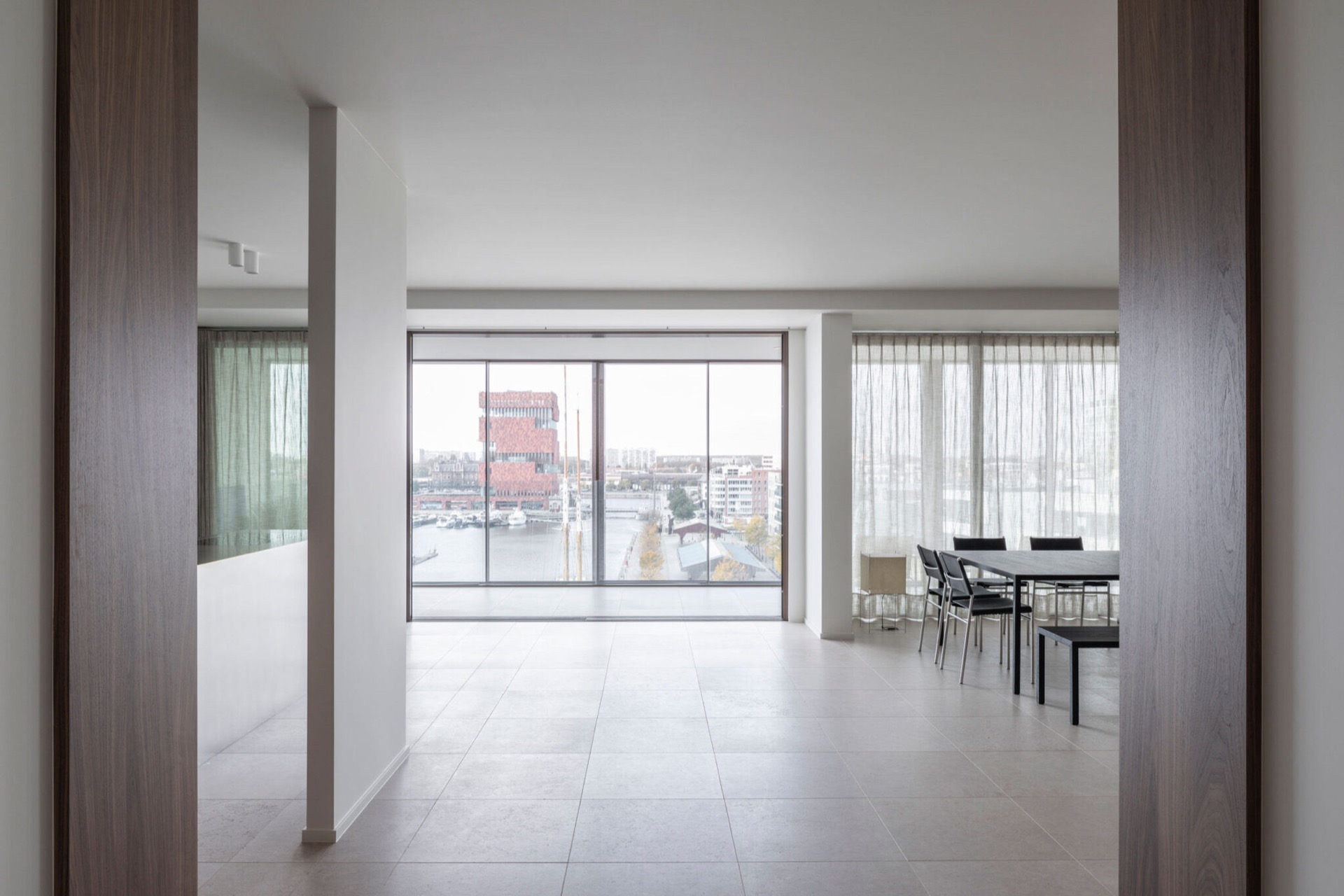 interno minimalista: zona giorno e pranzo aperta con armadi in noce e pavimento in pietra, Luxury, Design, Exclusive, Modern, Custom Made, Special, Beautiful