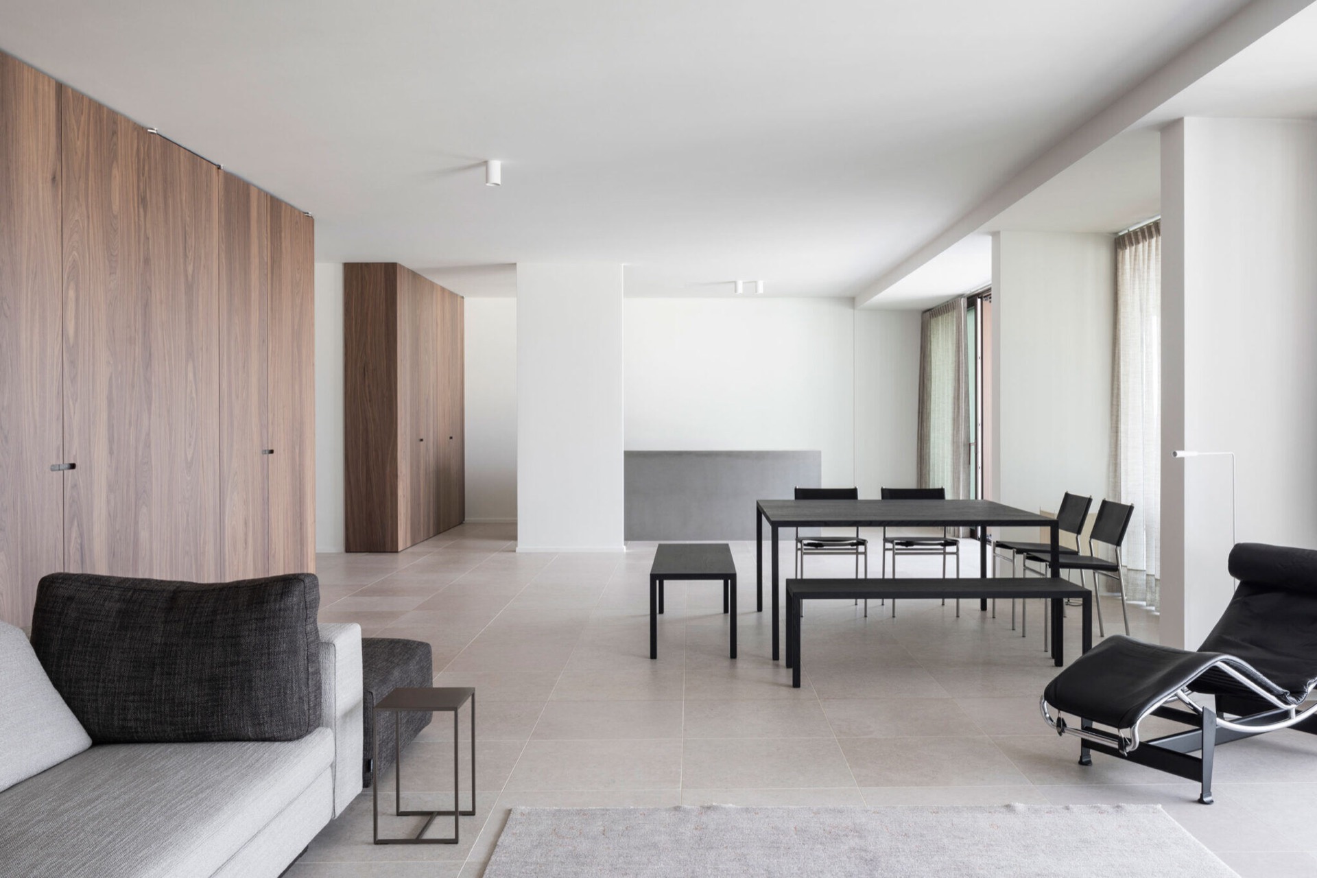 interno minimalista: zona salotto con divano chiaro, armadi in noce e pavimento in pietra, Luxury, Design, Exclusive, Modern, Custom Made, Special, Beautiful