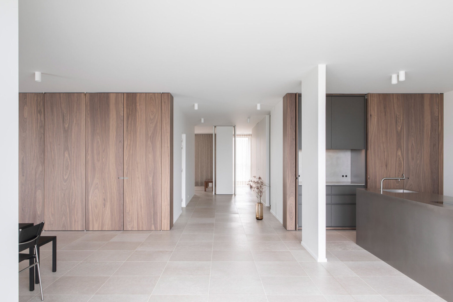 interno minimalista: corridoio aperto con grandi armadi in noce e pavimento in pietra naturale in casa minimalista, Luxury, Design, Exclusive, Modern, Custom Made, Special, Beautiful