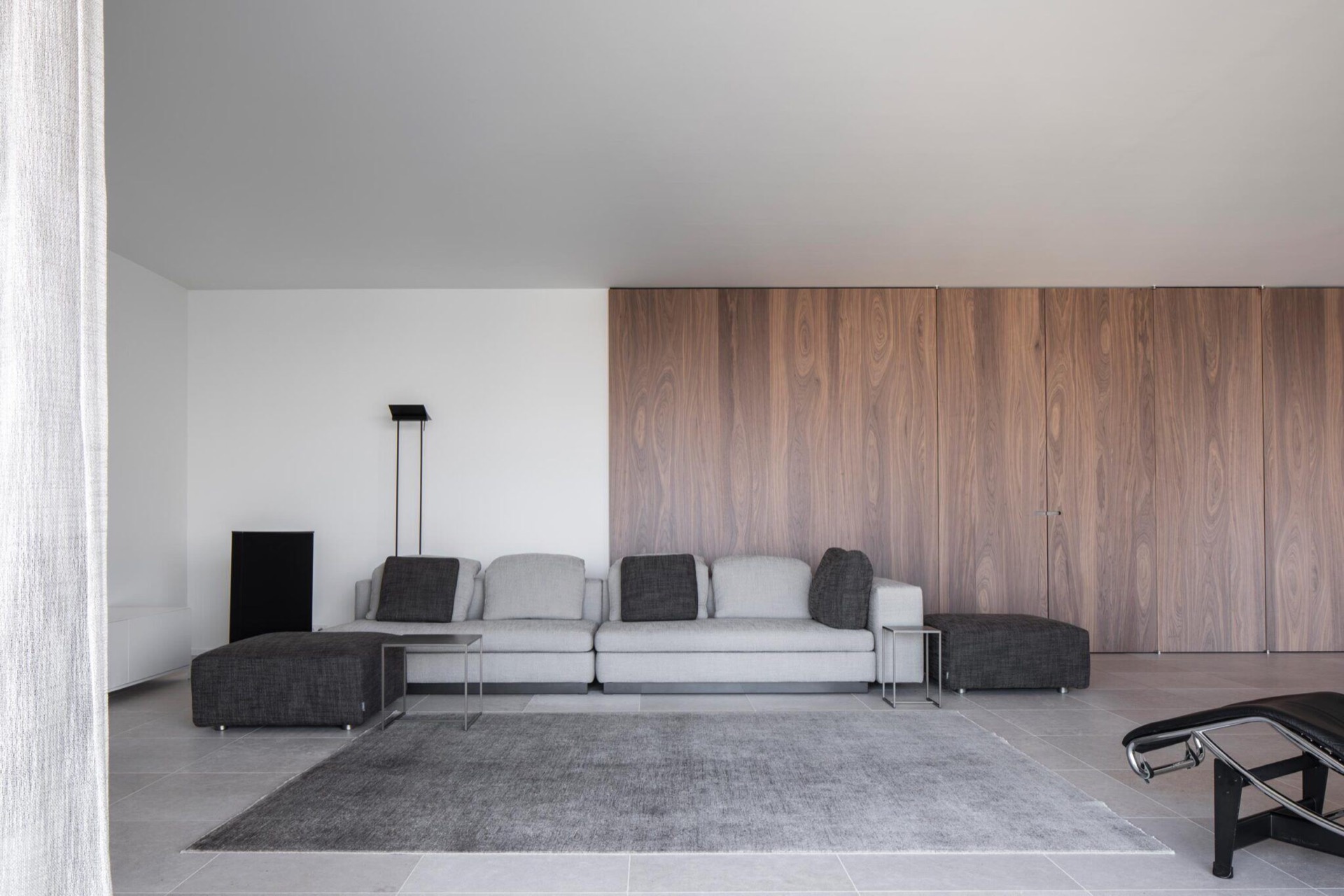 interno minimalista: sala da pranzo con tavolo e panche in acciaio nero, grandi finestre con tende trasparenti, Luxury, Design, Exclusive, Modern, Custom Made, Special, Beautiful
