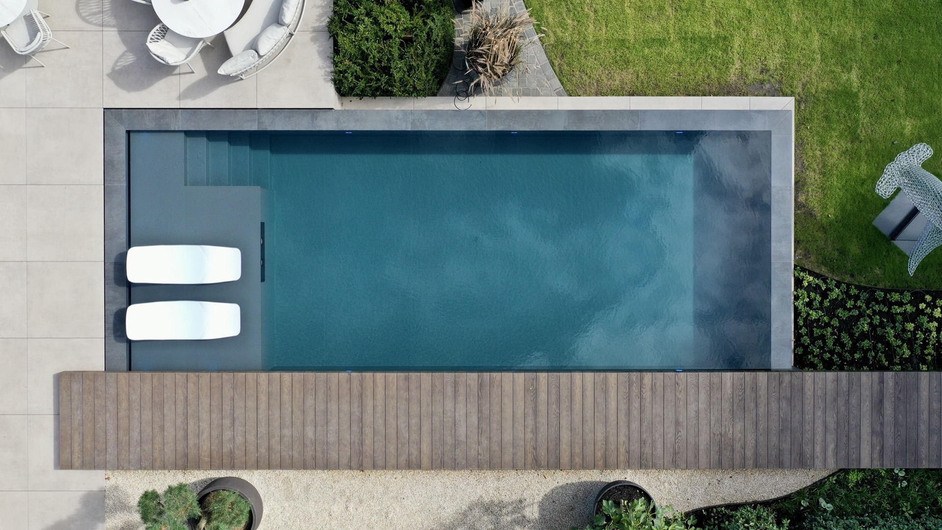 locale tecnico piscina fuori terra: vista aerea piscina rettangolare moderna con zona relax e lettini bianchi, Luxury, Design, Exclusive, Modern, Custom Made, Special, Beautiful