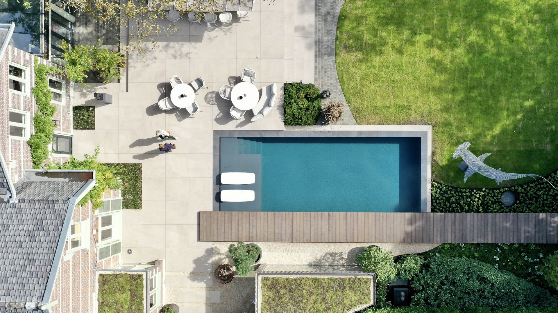 locale tecnico piscina fuori terra: vista aerea piscina moderna con mobili da giardino bianchi e giardino verde, Luxury, Design, Exclusive, Modern, Custom Made, Special, Beautiful