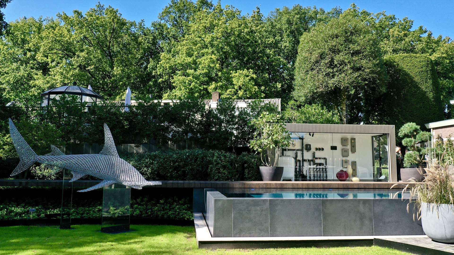 locale tecnico piscina fuori terra: vista laterale di villa classica con piscina a sfioro e terrazza piastrellata, Luxury, Design, Exclusive, Modern, Custom Made, Special, Beautiful