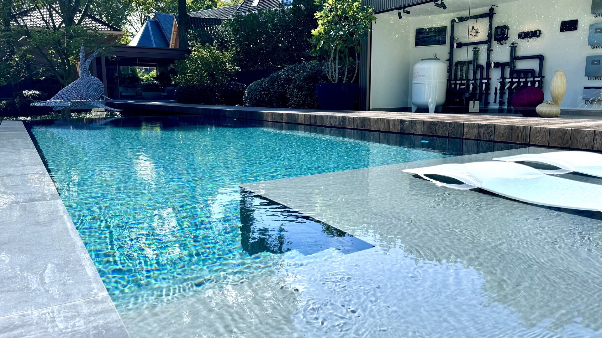 locale tecnico piscina fuori terra: piscina esterna moderna con bordo a sfioro, terrazza in legno e parete in vetro con, Luxury, Design, Exclusive, Modern, Custom Made, Special, Beautiful