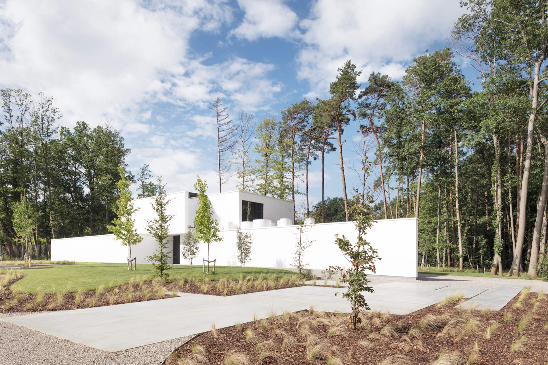 bois bardage extérieur: façade blanche nette d'une villa moderne avec pelouse et plantations basses, Luxe, Design, Exclusief, Modern, Maatwerk, Bijzondere, Mooie