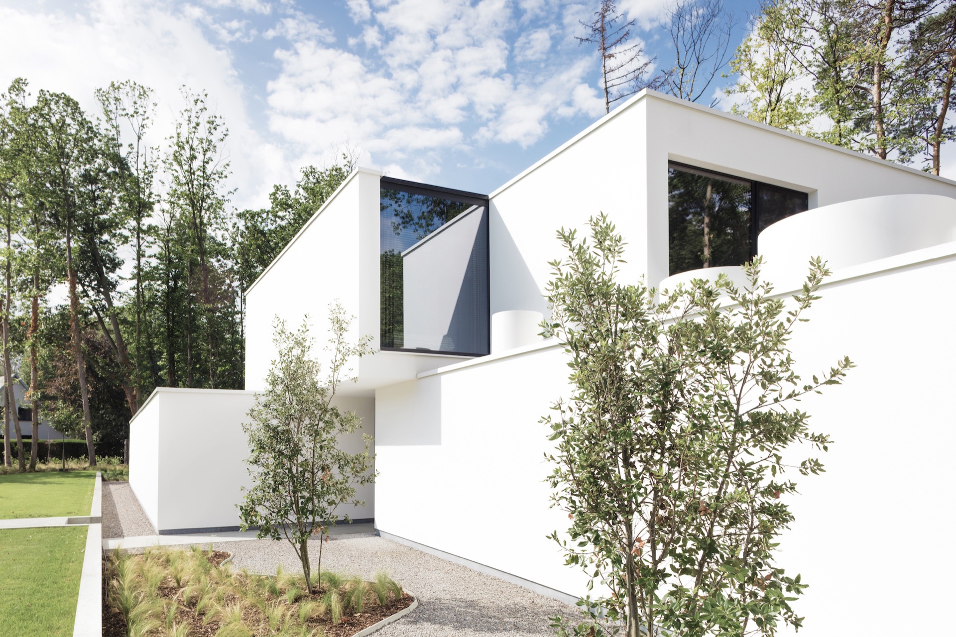 bois bardage extérieur: villa blanche moderne avec lignes épurées et arbres autour, Luxe, Design, Exclusief, Modern, Maatwerk, Bijzondere, Mooie