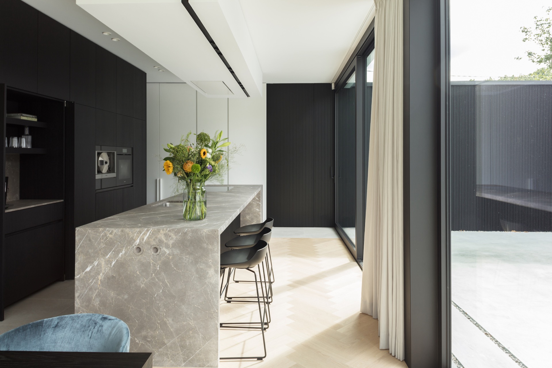 bois bardage extérieur: cuisine ouverte moderne avec grand îlot en pierre naturelle et placards foncés, Luxe, Design, Exclusief, Modern, Maatwerk, Bijzondere, Mooie