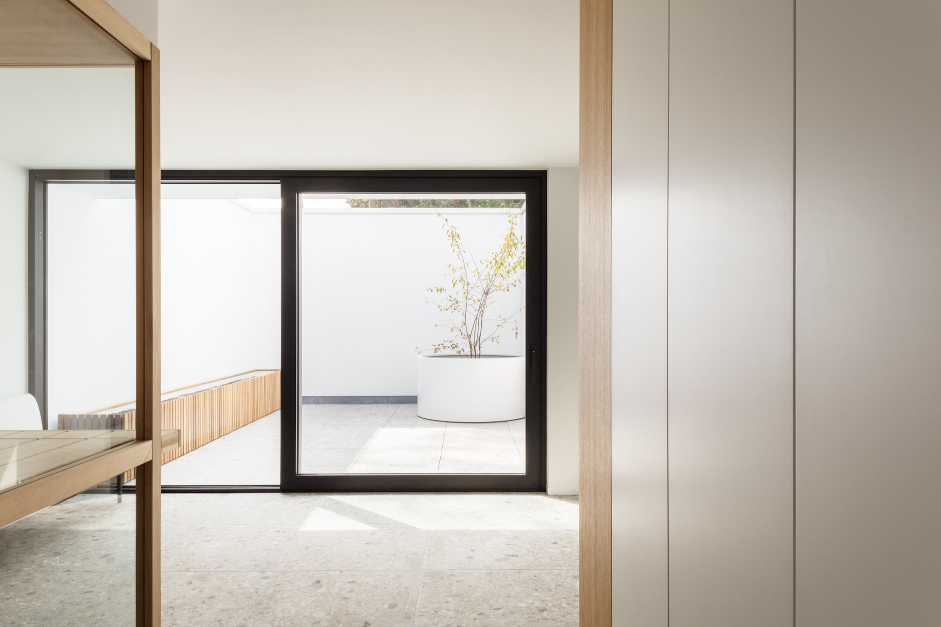 bois bardage extérieur: patio lumineux avec grand pot de fleurs et murs blancs épurés, Luxe, Design, Exclusief, Modern, Maatwerk, Bijzondere, Mooie