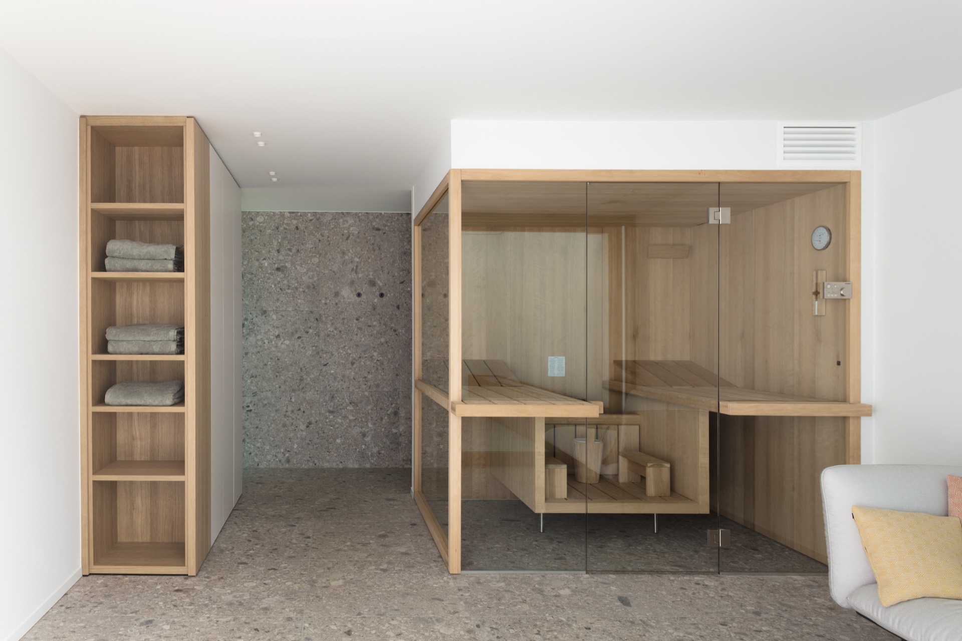 bois bardage extérieur: sauna en bois moderne avec murs en verre et sol en pierre naturelle, Luxe, Design, Exclusief, Modern, Maatwerk, Bijzondere, Mooie