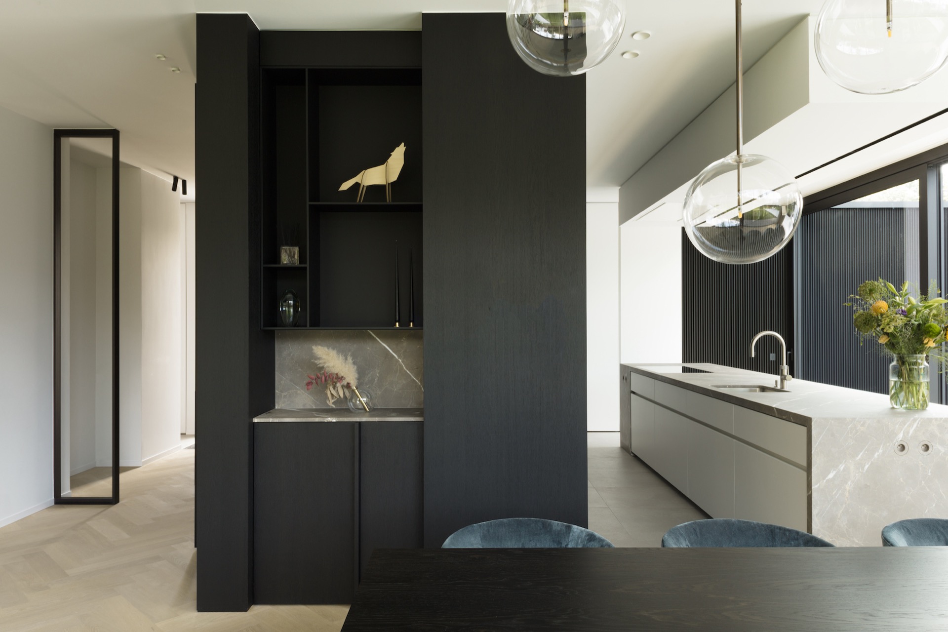 bois bardage extérieur: salle à manger avec armoire en bois foncé et plan de travail en pierre, Luxe, Design, Exclusief, Modern, Maatwerk, Bijzondere, Mooie