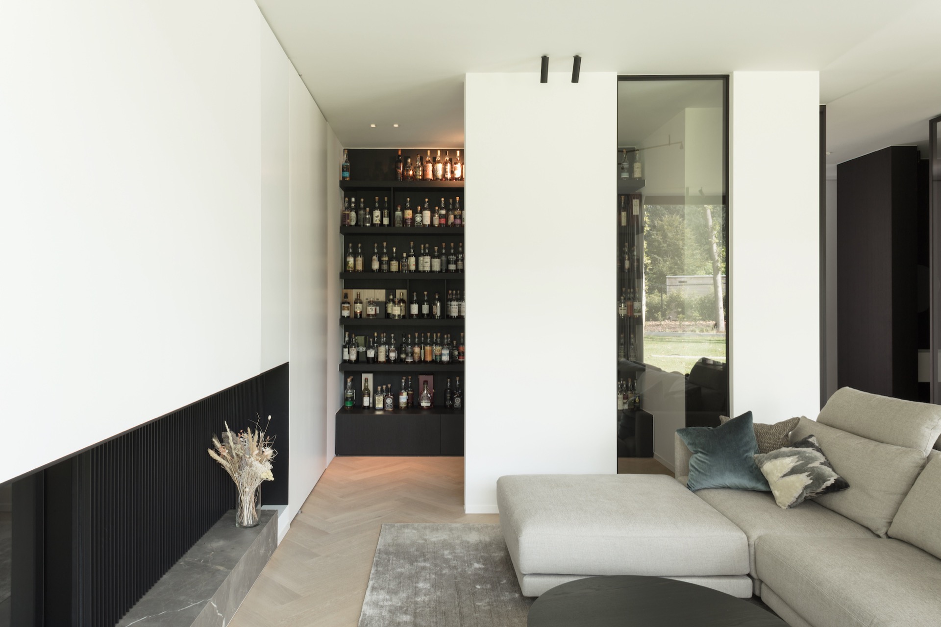 bois bardage extérieur: salon clair avec parquet en chevron et armoires noires encastrées, Luxe, Design, Exclusief, Modern, Maatwerk, Bijzondere, Mooie