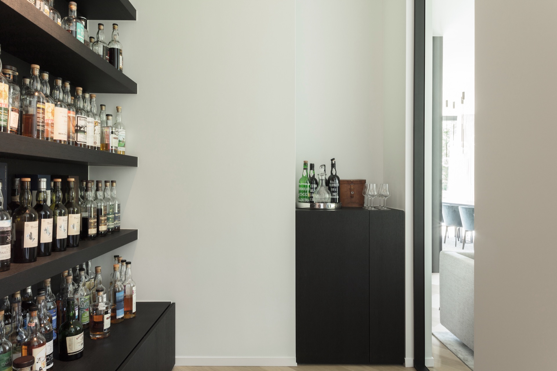 bois bardage extérieur: armoire noire moderne avec rangement boissons à côté salon, Luxe, Design, Exclusief, Modern, Maatwerk, Bijzondere, Mooie