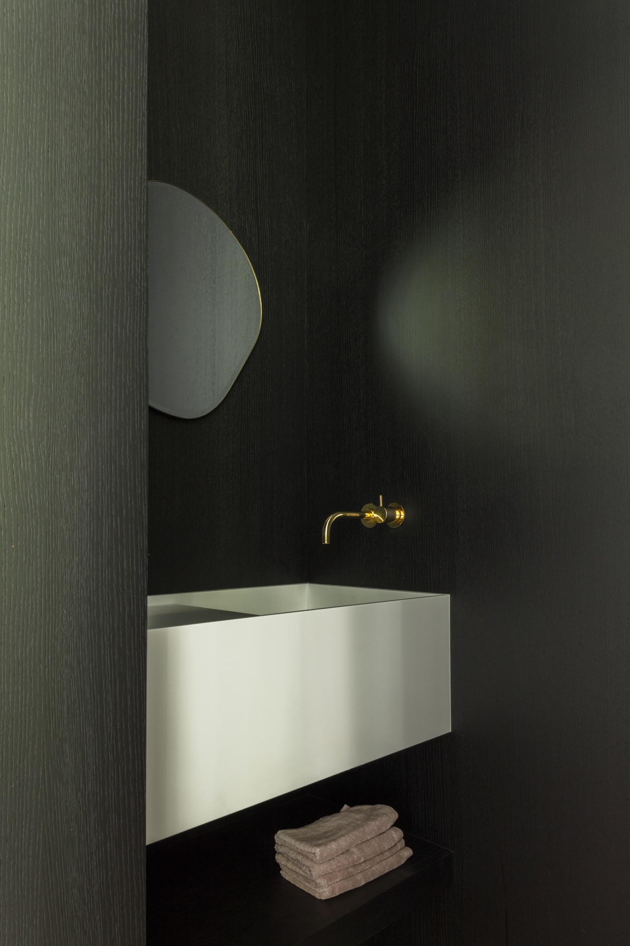 bois bardage extérieur: toilettes avec murs noirs et robinet doré au-dessus du lavabo blanc, Luxe, Design, Exclusief, Modern, Maatwerk, Bijzondere, Mooie
