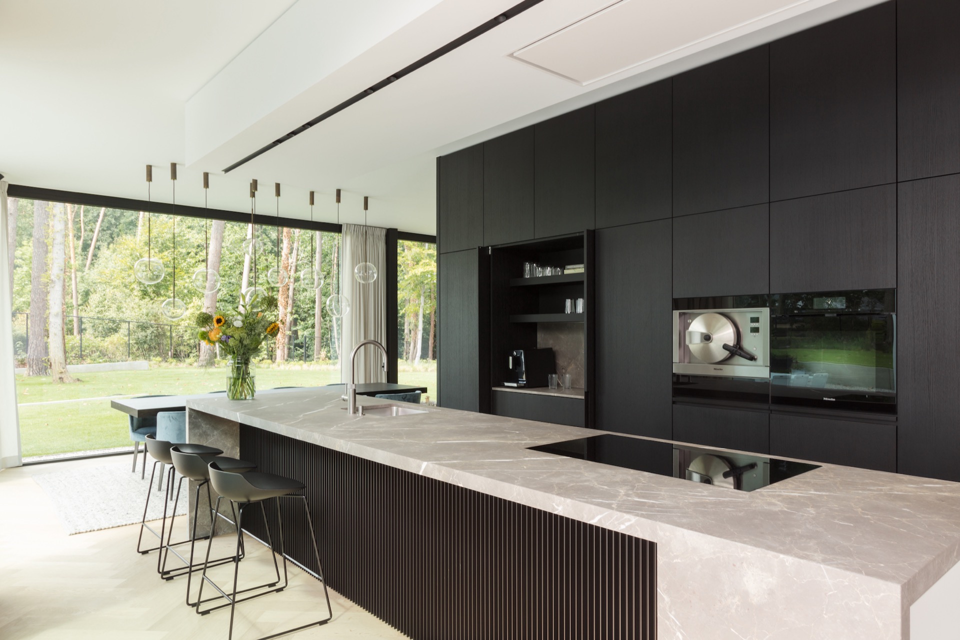 bois bardage extérieur: cuisine moderne avec îlot en pierre et grande baie vitrée donnant sur jardin, Luxe, Design, Exclusief, Modern, Maatwerk, Bijzondere, Mooie