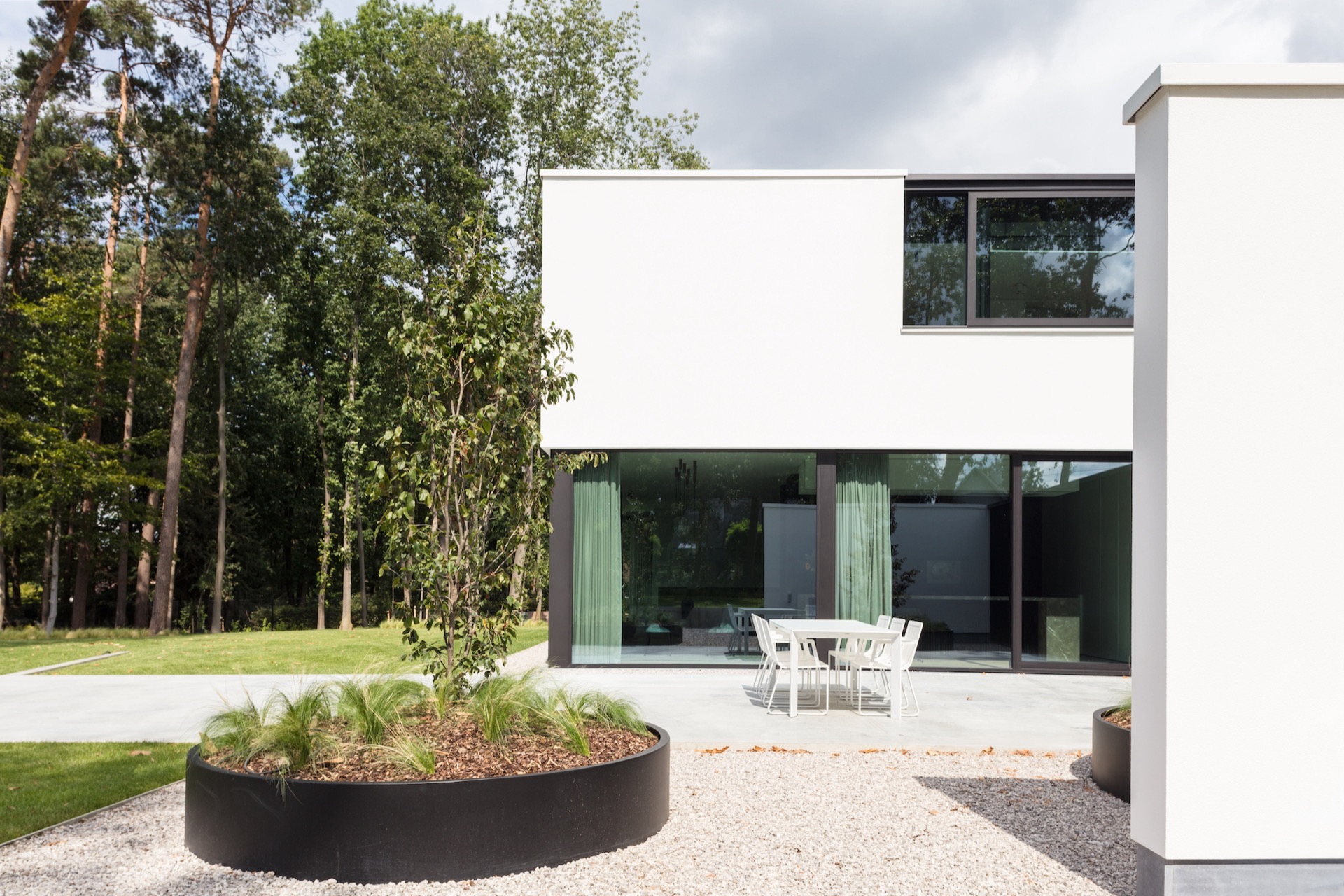 bois bardage extérieur: maison blanche moderne avec grandes fenêtres et jardin soigné avec jardinières, Luxe, Design, Exclusief, Modern, Maatwerk, Bijzondere, Mooie