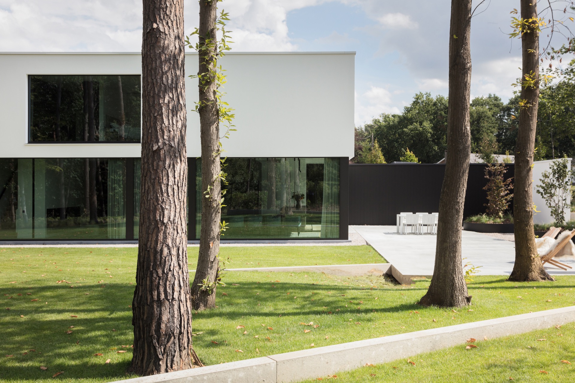 bois bardage extérieur: villa moderne avec baies vitrées coulissantes et terrasse béton épurée avec chaises longues en bois, Luxe, Design, Exclusief, Modern, Maatwerk, Bijzondere, Mooie