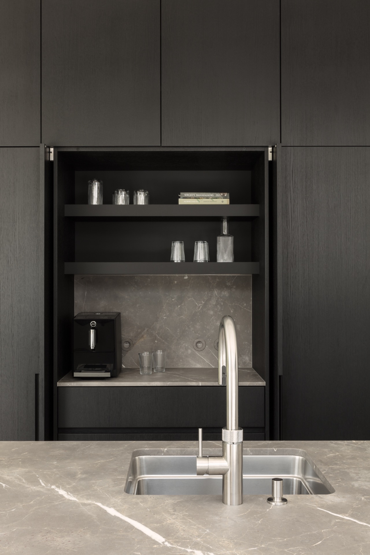 bois bardage extérieur: détail de cuisine avec plan de travail en pierre et robinet en acier inoxydable, Luxe, Design, Exclusief, Modern, Maatwerk, Bijzondere, Mooie