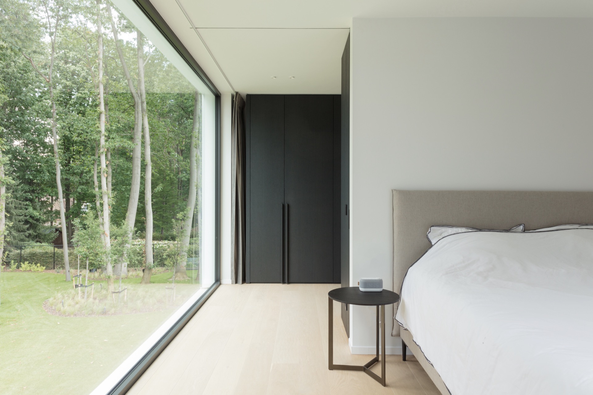 bois bardage extérieur: chambre avec grandes fenêtres, sol clair et placards intégrés noirs, Luxe, Design, Exclusief, Modern, Maatwerk, Bijzondere, Mooie