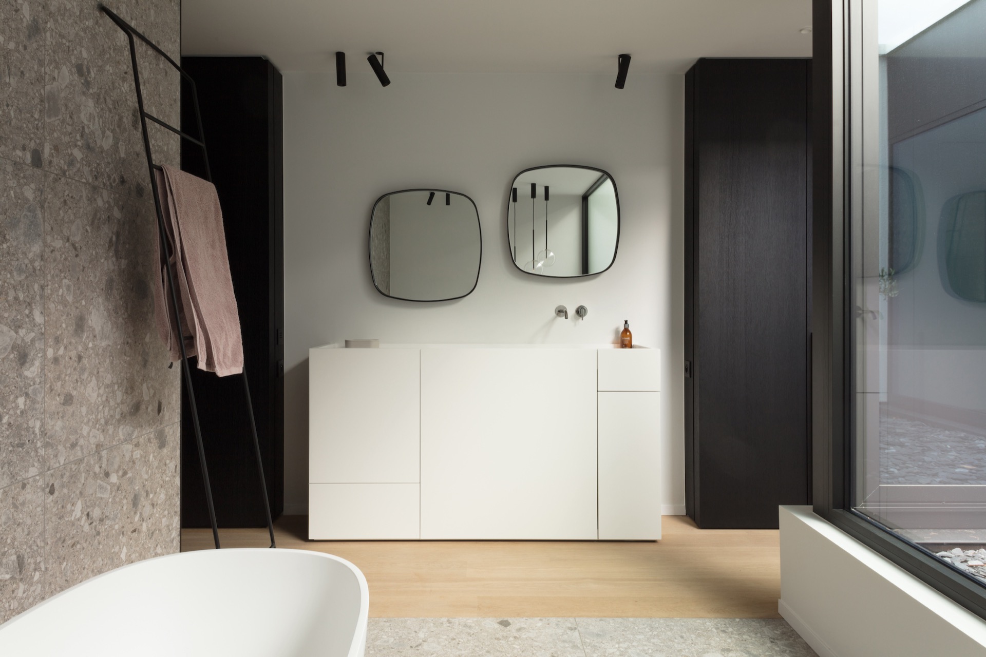 bois bardage extérieur: salle de bain avec baignoire sur pied, mur en terrazzo et meuble blanc, Luxe, Design, Exclusief, Modern, Maatwerk, Bijzondere, Mooie