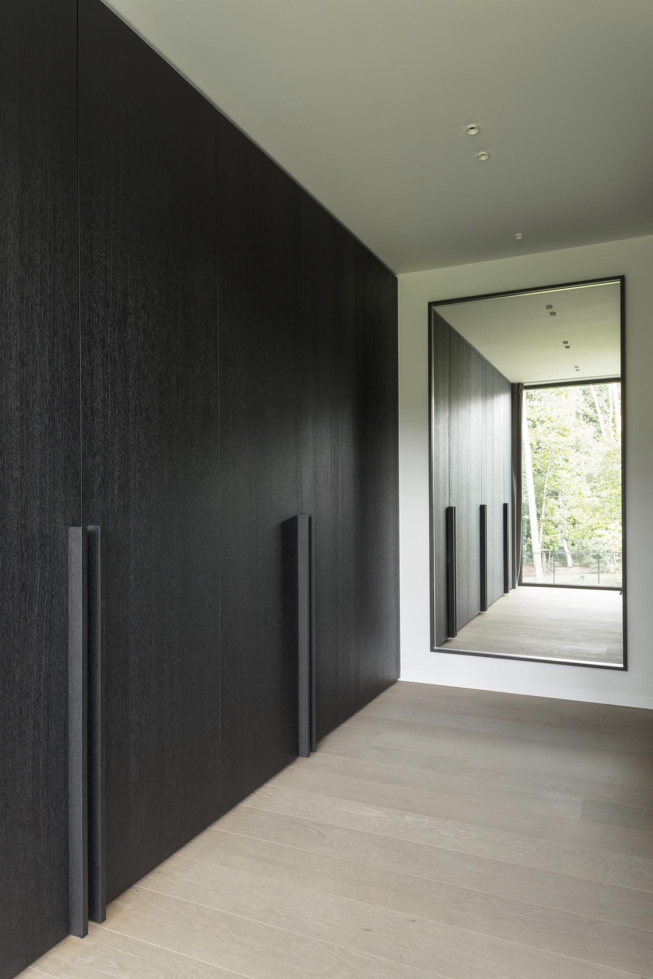 bois bardage extérieur: couloir avec placards en bois noir, sol en chêne clair et grand miroir, Luxe, Design, Exclusief, Modern, Maatwerk, Bijzondere, Mooie