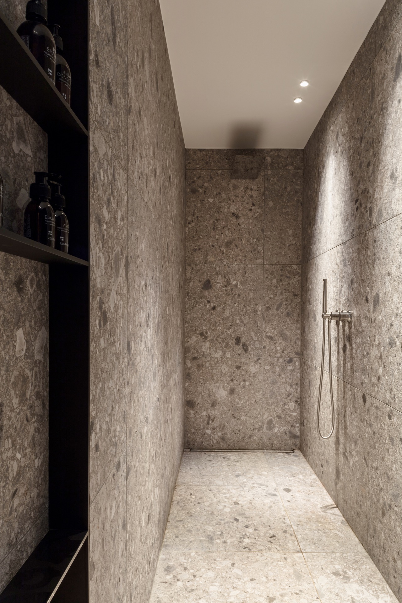 bois bardage extérieur: douche à l'italienne avec grandes dalles en pierre naturelle et éclairage encastré, Luxe, Design, Exclusief, Modern, Maatwerk, Bijzondere, Mooie