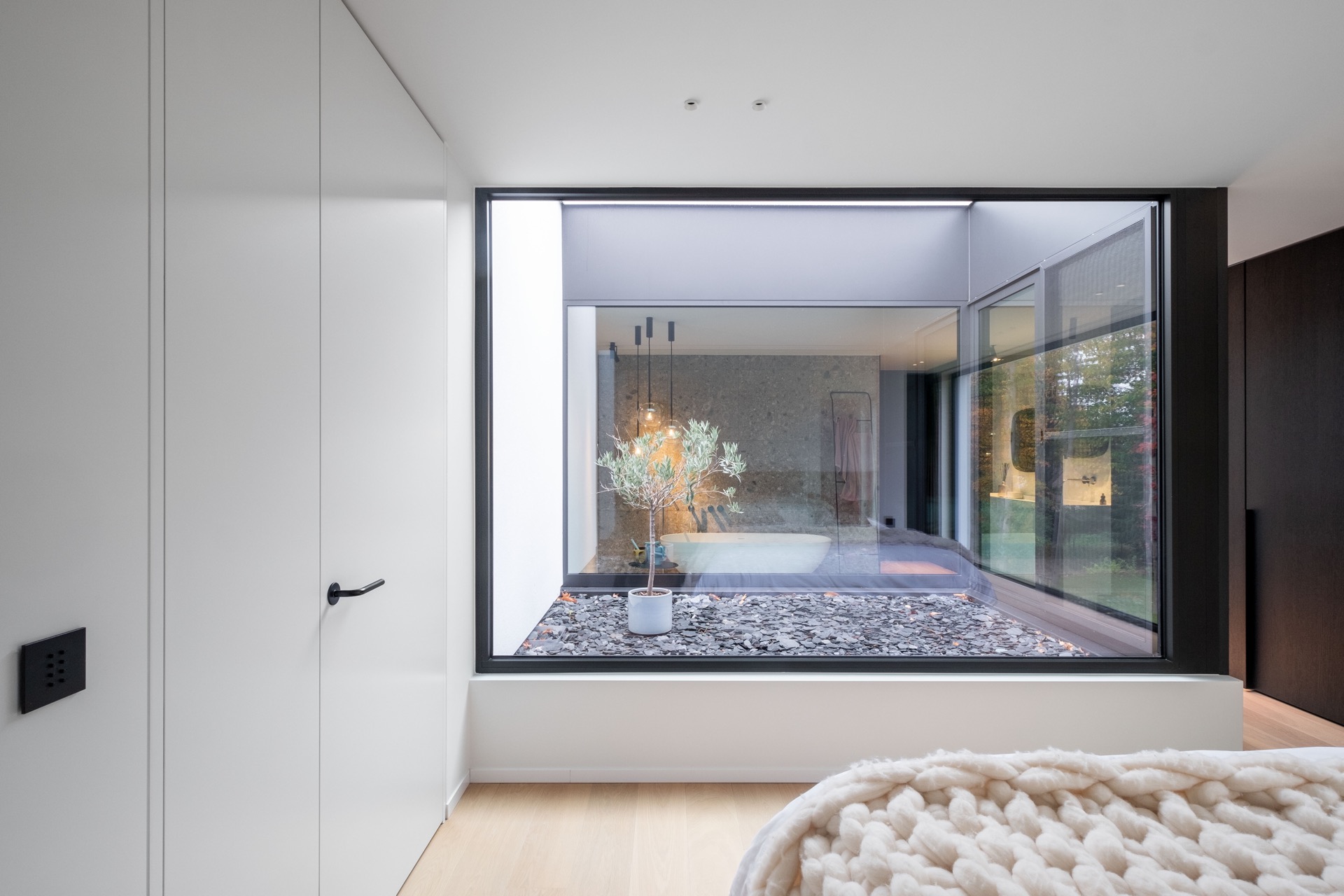 bois bardage extérieur: chambre avec grande fenêtre donnant sur patio intérieur avec gravier et plante, Luxe, Design, Exclusief, Modern, Maatwerk, Bijzondere, Mooie