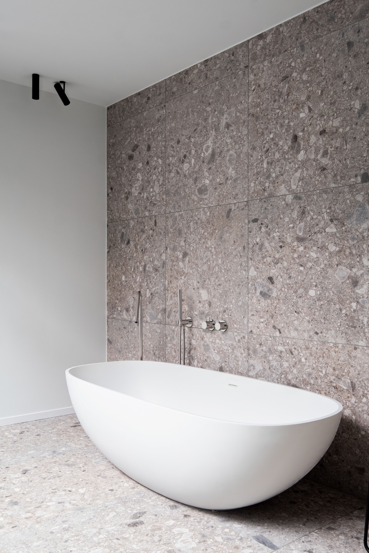 bois bardage extérieur: baignoire îlot blanche devant mur en pierre naturelle brute, Luxe, Design, Exclusief, Modern, Maatwerk, Bijzondere, Mooie
