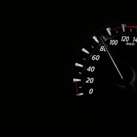 De invloed van autowaarde en leeftijd op het vergelijken van autoverzekeringen