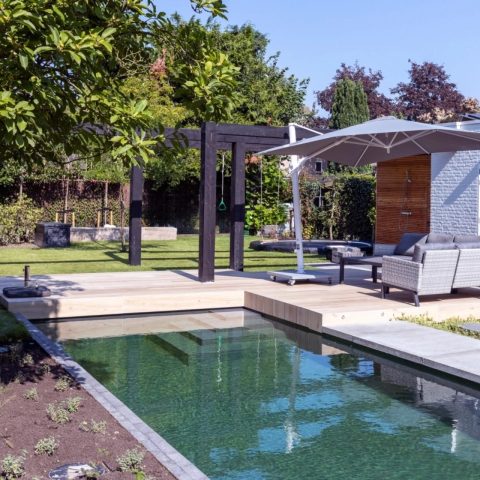 Luxe tuin met zwemvijver
