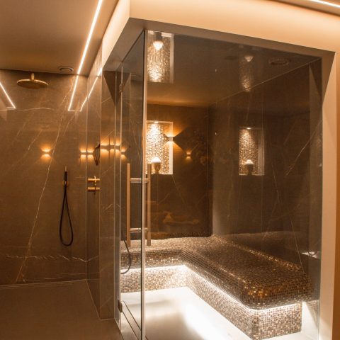 Een binnenbad met whirlpool