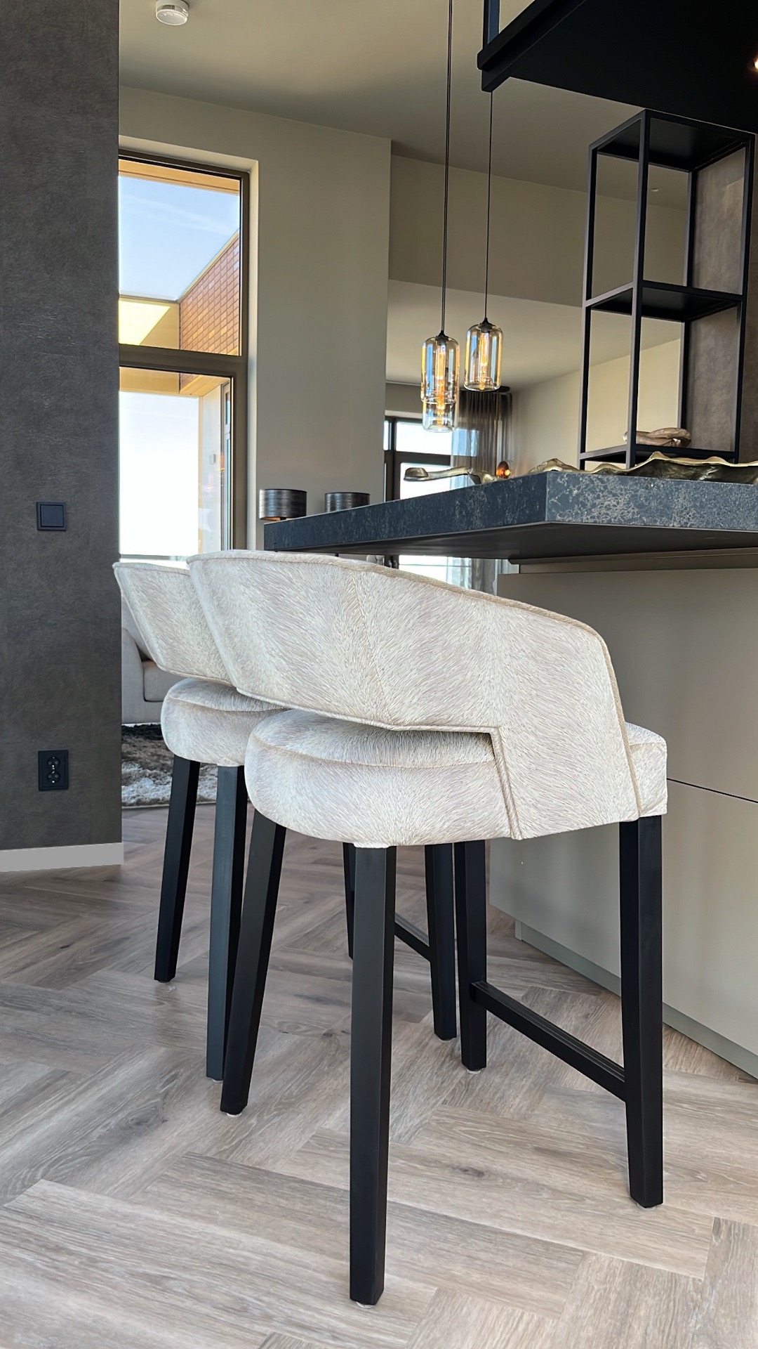 rivestimento in legno per pareti: sgabelli in pelle beige chiaro con gambe nere accanto a isola cucina in pietra scura, Luxury, Design, Exclusive, Modern, Custom Made, Special, Beautiful