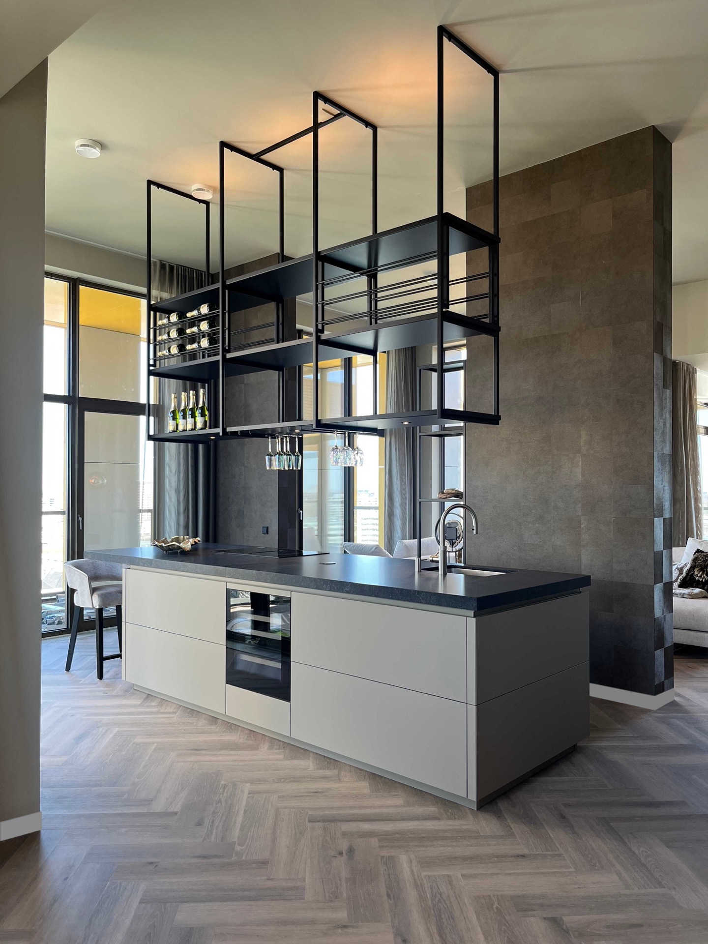 rivestimento in legno per pareti: cucina moderna con portabottiglie in metallo nero e isola lunga con piano composito, Luxury, Design, Exclusive, Modern, Custom Made, Special, Beautiful