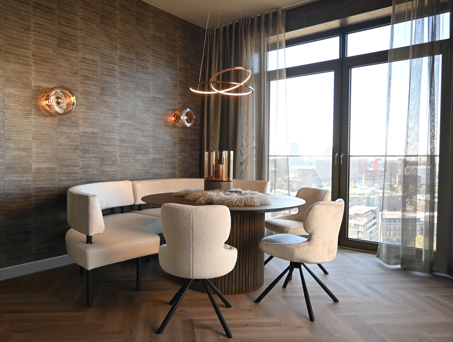rivestimento in legno per pareti: tavolo da pranzo rotondo moderno con sedie in tessuto chiaro e applique in attico, Luxury, Design, Exclusive, Modern, Custom Made, Special, Beautiful